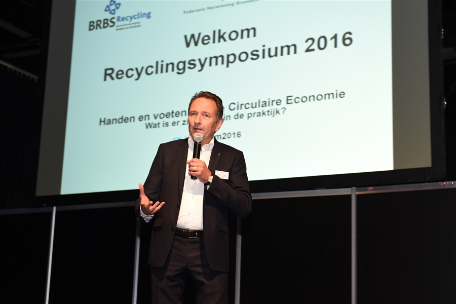 Voorzitter Ton van der Giessen opent het 5e Recyclingsymposium