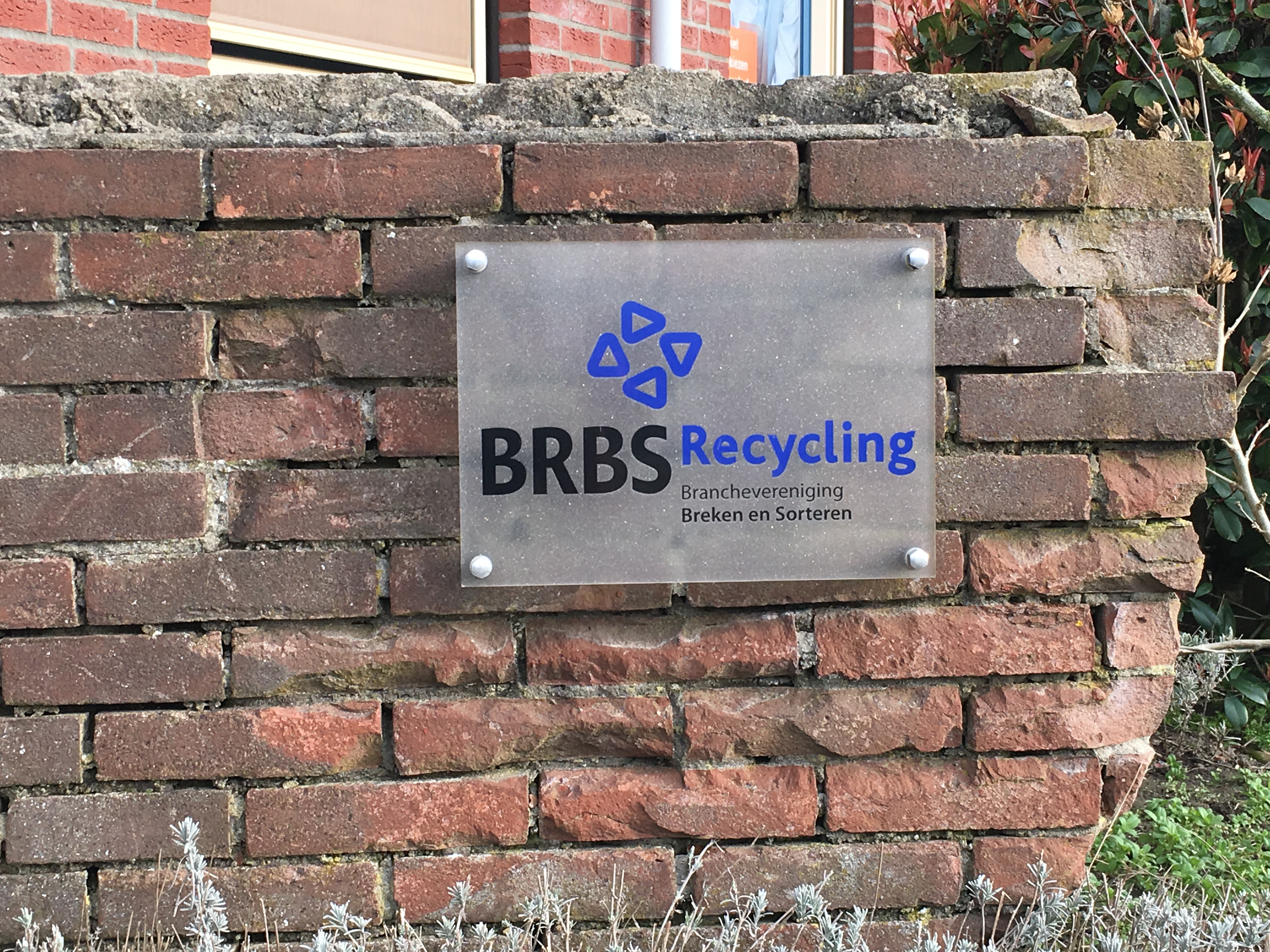 Steen met logo BRBS Recycling